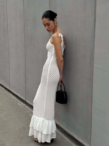 Weißes Boho-Häkel-Maxikleid mit gestuften Volants und zarten Schulterträgern