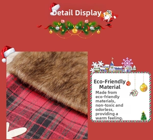 Détail de la chaussette de Noël avec tissu à carreaux rouge et noir et bord en peluche