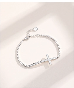 Detailed view of S925 sterling silver cross pendant on a classic box chain bracelet