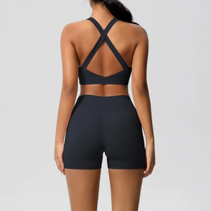 Rückansicht des schwarzen Yoga-Sets mit gekreuztem Sport-BH und High-Waist-Shorts