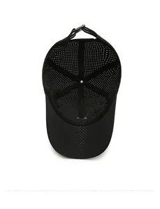 Dettaglio dell'interno di un cappellino da baseball nero in mesh con ricamo rosso e cuciture