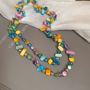 Détail d'un collier bohème avec des perles de verre irrégulières et des nâcres colorées
