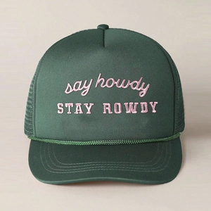 Casquette trucker en maille vert foncé avec broderie Say Howdy rose et corde tressée