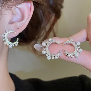 Elegante C-förmige Silberohrringe mit weißen Perlen und funkelnden Zirkonia-Akzenten