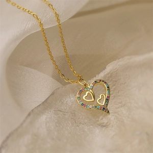 Détail du collier avec pendentif cœur plaqué or 18 carats et oxydes de zirconium colorés