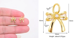 Détail macro du pendentif nœud doré avec dimensions et poids pour création de bijoux