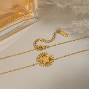 Détail du bracelet soleil en acier inoxydable doré avec fermoir mousqueton et extension