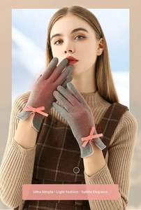 Détail de gants thermiques dégradés avec nœud rose élégant et poignets côtelés doux
