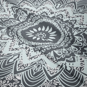 Gros plan détaillé montrant la texture et le motif du tissu de la tapisserie mandala bohème