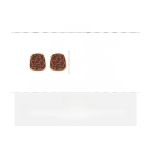 Gros plan de boucles d'oreilles léopard carrées avec bord doré et tiges en argent, 2,5x2cm
