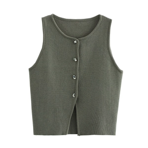 Détail du gilet en maille vert foncé avec boutons en métal argenté et texture fine