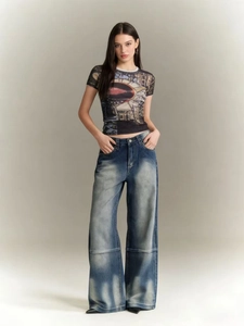 Damen-Jeans mit weitem Bein im Vintage-Look, Flügel-Print und verwaschenem Design