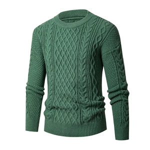 Dettaglio della trama a trecce verde scuro e scollo a girocollo sul maglione da uomo