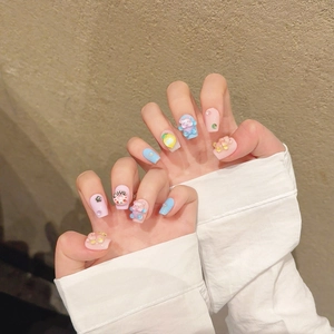 Faux ongles faits main avec charms ours 3D et designs colorés aux tons pastels doux