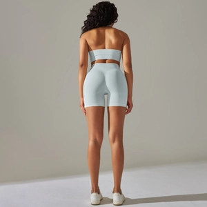 Dettaglio posteriore del set yoga senza cuciture azzurro con reggiseno e pantaloncini