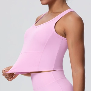 Nahaufnahme der hohen Elastizität und des weichen Stoffes des rosa Sport-BHs