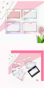 Detail van kleurrijke acryl kaarthouders met social media design en mooie spreuken