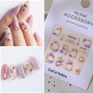 Set adesivi per unghie con motivi floreali, dettagli dorati e perle 3D CoCo Notes