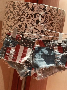 Sexy Distressed-Hotpants aus Denim mit US-Flaggen-Print, Fransensaum und Sternenmuster