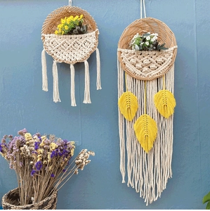 Detail von handgewebten Wandkörben im Boho-Stil mit gelben Blumen und Quasten