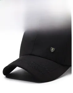 Détail de la visière d'une casquette en coton avec broderie étoile et logo en métal