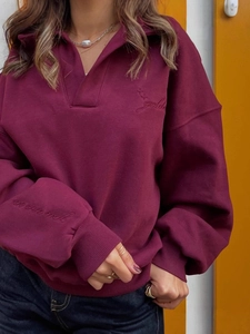 Sweat Polo bordeaux oversize avec broderie dorée et texture en coton de qualité