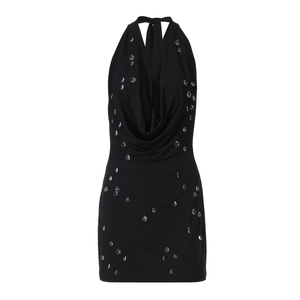 Détails de la mini robe noire dos nu avec ornements en strass brillants et coupe ajustée