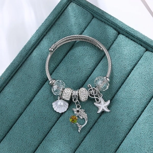 Pulsera bohemia plateada con dijes de delfín, estrella de mar, cristales y perlas