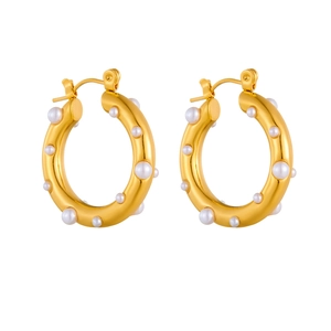 Goldene dicke Creolen mit weißen Perlen und 18K Vergoldung für einen glänzenden Look