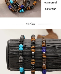 Dettaglio del bracciale in pietre naturali occhio di tigre e lapislazzuli su supporto