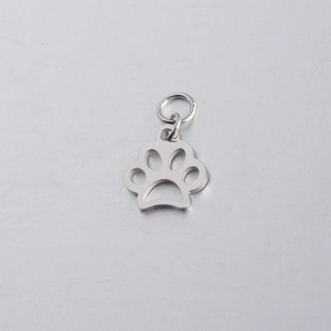 Détail macro du pendentif empreinte de patte creux argenté avec anneau en acier inoxydable