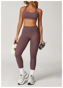 Detailansicht der hochtaillierten Yoga-Leggings in Altrosa aus elastischem Material