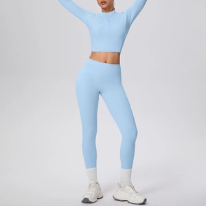 Détail de l'ensemble de yoga bleu ciel à taille haute avec manches à passe-pouce