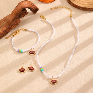 Détail d'une parure en perles avec pendentifs de rugby et perles multicolores