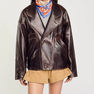 Gros plan détaillé d'une veste vintage en similicuir marron foncé avec large revers