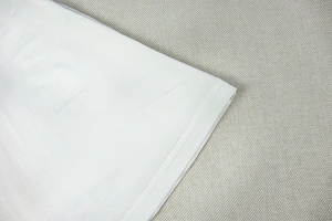 Detailansicht des Doppelnaht-Saums an einem hellgrauen, schmal geschnittenen Minikleid