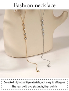 Détail du collier en Y avec pendentifs en zircone cubique en plaqué or et argent