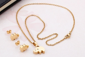 Details des goldenen Elefanten-Schmucksets mit einer Halskette und passenden Ohrsteckern
