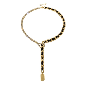 Collana a Y dorata con strass, nastro nero e ciondolo quadrato inciso Good Luck