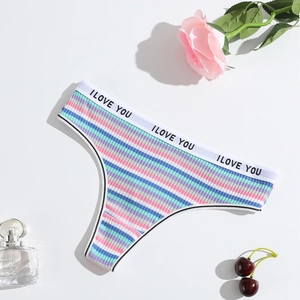 Détail d'un string à rayures colorées avec ceinture imprimée I LOVE YOU pour femmes