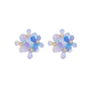 Boucles d'oreilles fleurs avec pétales dégradés bleu-violet et perles blanches