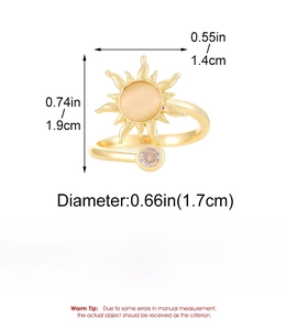 Dettaglio anello a sole dorato in rame con opale e specifiche tecniche sulla foto