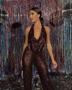 Détail de la combinaison dos nu à paillettes bronze avec col en V et coupe ajustée