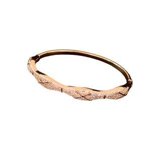 Bracelet ovale plaqué or 18 carats avec motif matelassé et cristaux brillants