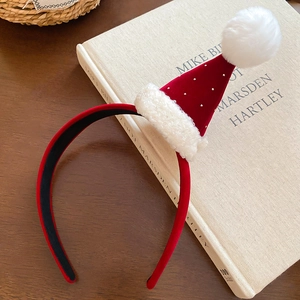 Détail du serre-tête bonnet de Noël en velours rouge avec bordure en fausse fourrure blanche