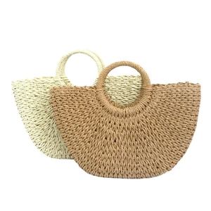 Minimalist straw rope woven bucket bags in cream and light brown for beach holidays