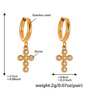 Dimensioni dettagliate degli orecchini a croce in acciaio dorato 18k con pietre zircone