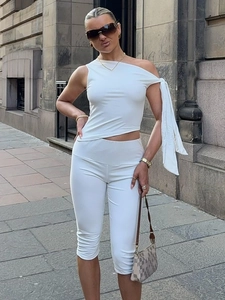 Schickes weißes One-Shoulder-Oberteil und schmale Hose mit hoher Taille für den Sommer
