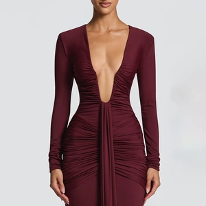 Dettaglio dell'elegante scollo a V e della trama arricciata sull'abito bordeaux a maniche lunghe