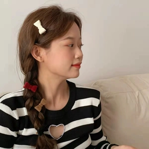 Lot de barrettes à nœuds en velours blanc, bordeaux et marron portées par un mannequin
